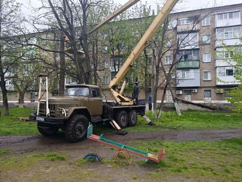 В пгт Ясеновский продолжаются мероприятия по благоустройству территории, направленные на создание комфортных условий для проживания граждан В пгт Ясеновский продолжаются мероприятия по благоустройству территории, направленные на создание комфортных условий для проживания граждан