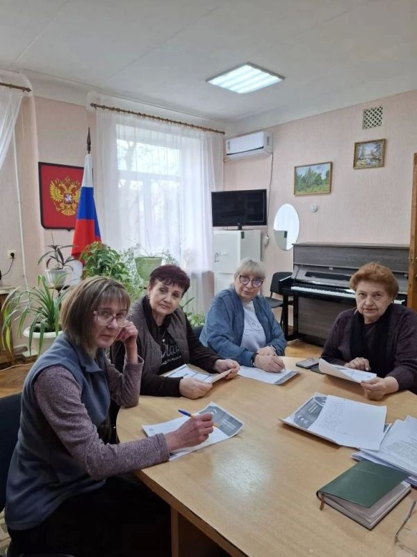 Сегодня трудовые коллективы учреждений культуры города Ровеньки встретился с представителями партии «Единая Россия» для того, чтобы определить и сформулировать предложения в предвыборную программу партии Сегодня трудовые коллективы учреждений культуры города Ровеньки встретился с представителями партии «Единая Россия» для того, чтобы определить и сформулировать предложения в предвыборную программу партии