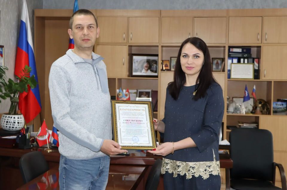 В Администрации Лутугинского муниципального округа поздравили сотрудников округа с Днём местного самоуправления В Администрации Лутугинского муниципального округа поздравили сотрудников округа с Днём местного самоуправления