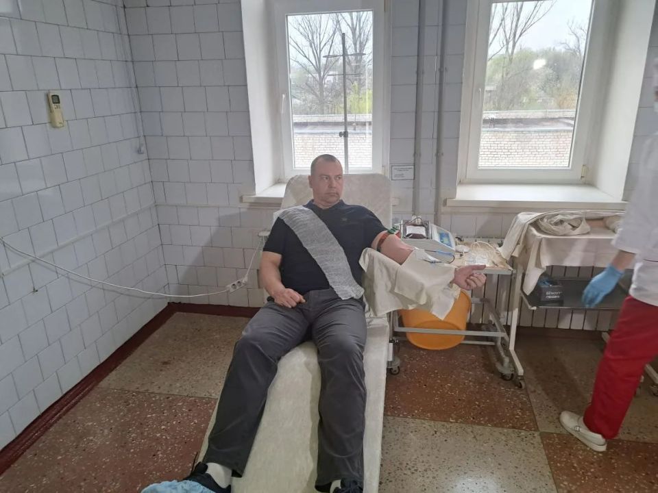 В Свердловске единороссы сдали кровь «Zа наших» В Свердловске единороссы сдали кровь «Zа наших»