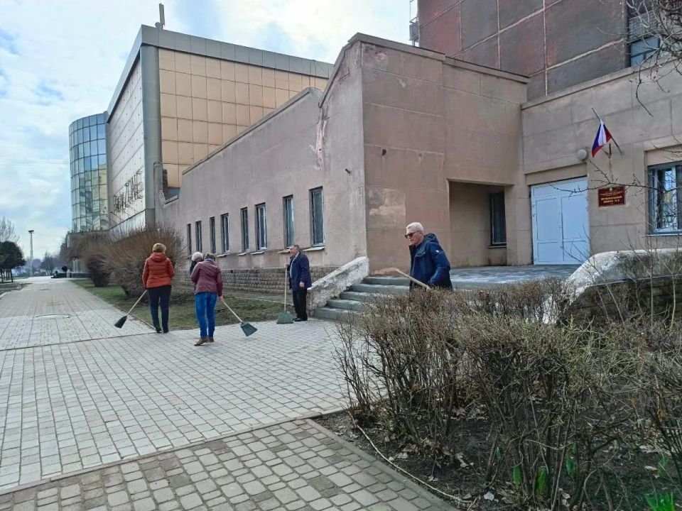 С середины марта этого года в городе проводились субботники, цель которых - убрать мусор, прошлогоднюю листву после зимнего периода, вырубить сухостой, побелить деревья, убрать территорию вдоль улично-дорожной сети, навести... С середины марта этого года в городе проводились субботники, цель которых - убрать мусор, прошлогоднюю листву после зимнего периода, вырубить сухостой, побелить деревья, убрать территорию вдоль улично-дорожной сети, навести...