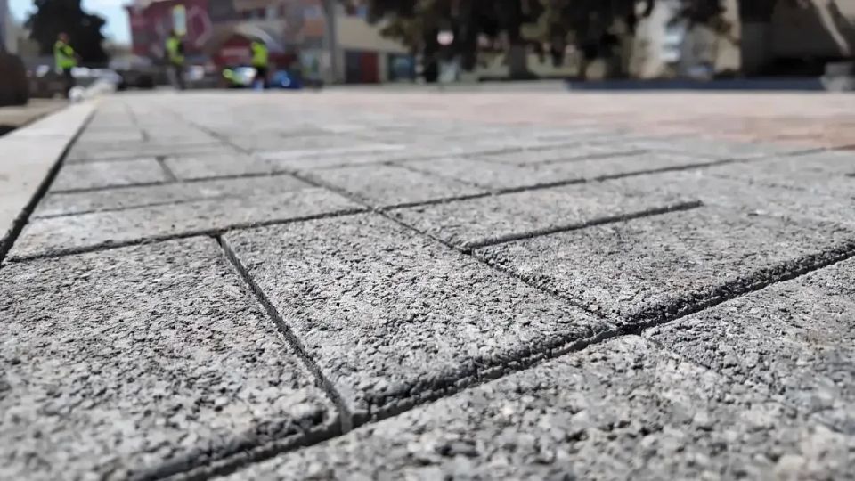 Строительная компания «Артстрой» продолжает комплексное благоустройство территории на площади Ленина в Краснодоне Строительная компания «Артстрой» продолжает комплексное благоустройство территории на площади Ленина в Краснодоне