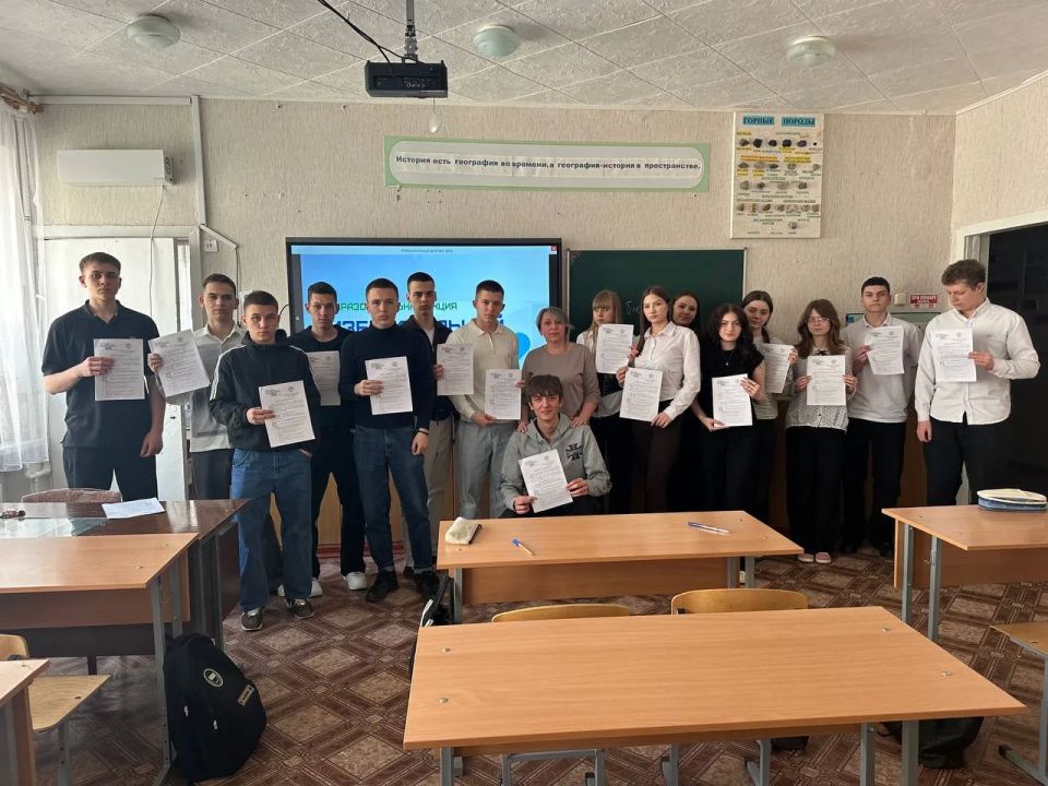В школах Антрацита прошла акция «Избирательный диктант» для старшеклассников В школах Антрацита прошла акция «Избирательный диктант» для старшеклассников