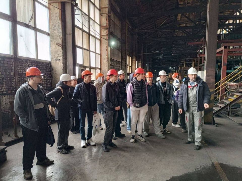 Ведущие заводы ЛНР продолжают принимать на своих площадках школьников и студентов Ведущие заводы ЛНР продолжают принимать на своих площадках школьников и студентов