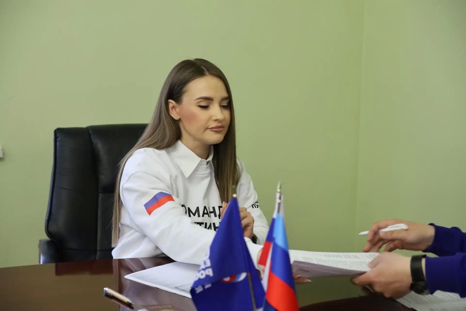 Руководитель «Народного фронта» в ЛНР Анна Еременко подала документы для участия в предварительном голосовании Единой России Руководитель «Народного фронта» в ЛНР Анна Еременко подала документы для участия в предварительном голосовании Единой России