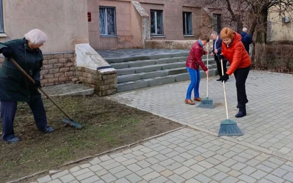 С середины марта этого года в городе проводились субботники, цель которых - убрать мусор, прошлогоднюю листву после зимнего периода, вырубить сухостой, побелить деревья, убрать территорию вдоль улично-дорожной сети, навести... С середины марта этого года в городе проводились субботники, цель которых - убрать мусор, прошлогоднюю листву после зимнего периода, вырубить сухостой, побелить деревья, убрать территорию вдоль улично-дорожной сети, навести...