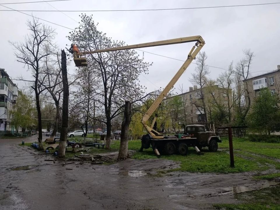 В пгт Ясеновский продолжаются мероприятия по благоустройству территории, направленные на создание комфортных условий для проживания граждан В пгт Ясеновский продолжаются мероприятия по благоустройству территории, направленные на создание комфортных условий для проживания граждан