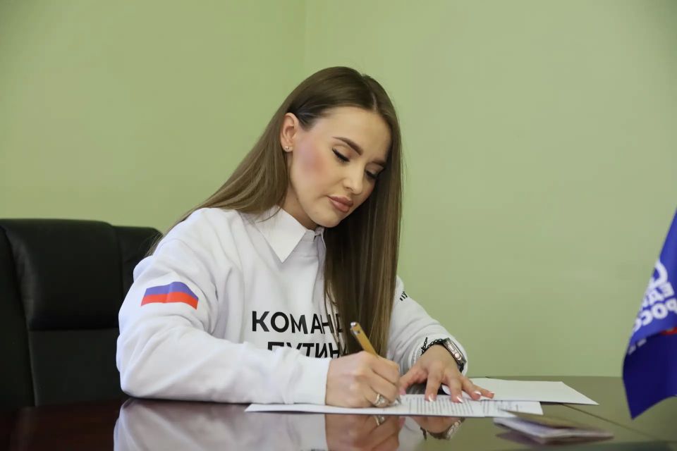 Руководитель «Народного фронта» в ЛНР Анна Еременко подала документы для участия в предварительном голосовании Единой России Руководитель «Народного фронта» в ЛНР Анна Еременко подала документы для участия в предварительном голосовании Единой России