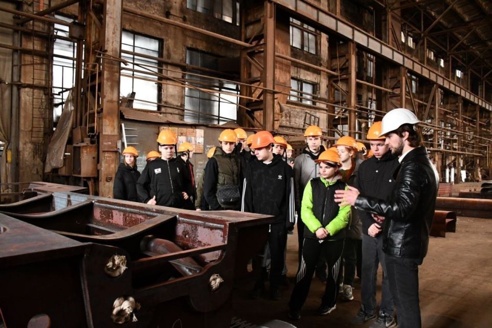 Ведущие заводы ЛНР продолжают принимать на своих площадках школьников и студентов Ведущие заводы ЛНР продолжают принимать на своих площадках школьников и студентов