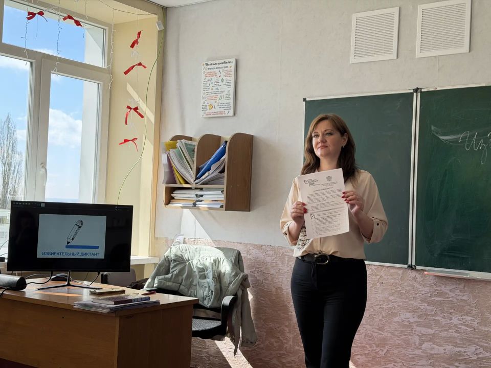 В школах Антрацита прошла акция «Избирательный диктант» для старшеклассников В школах Антрацита прошла акция «Избирательный диктант» для старшеклассников