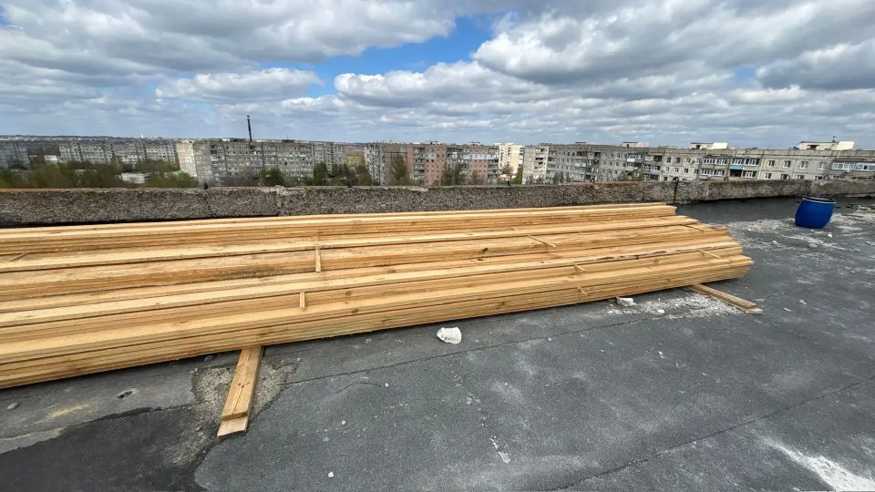В Ровеньках по программе капремонта продолжают обновление кровли многоквартирного дома В Ровеньках по программе капремонта продолжают обновление кровли многоквартирного дома