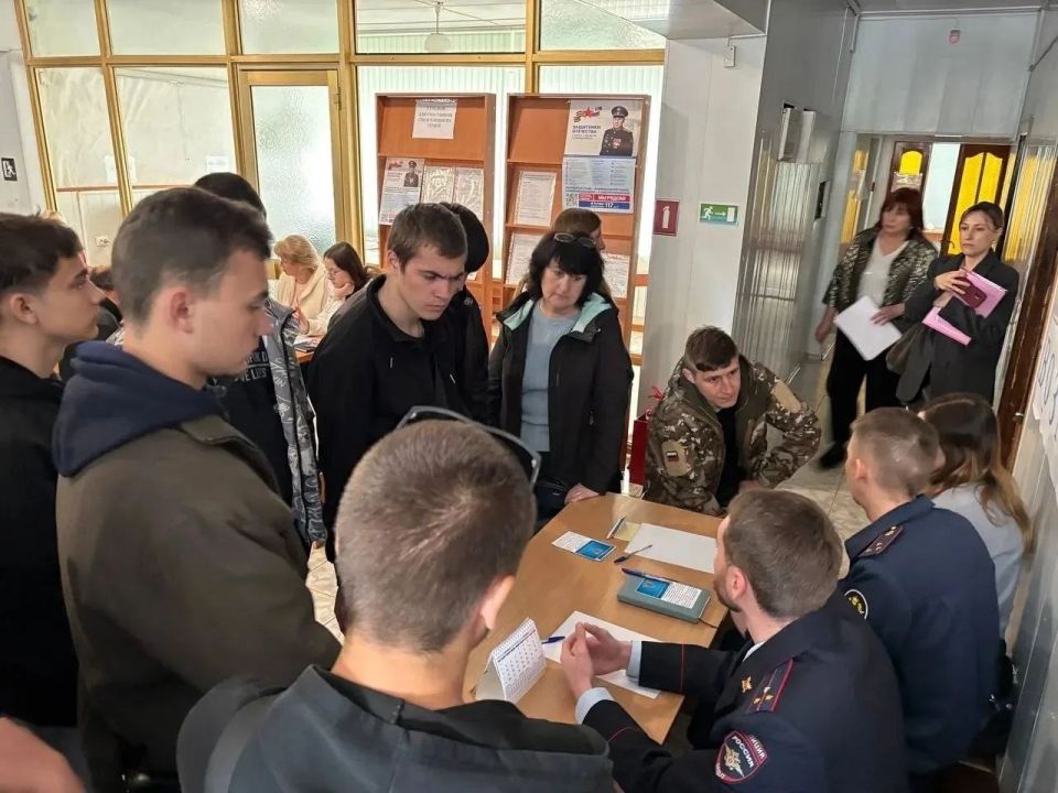 Транспортные полицейские ЛНР приняли участие во всероссийской ярмарке трудоустройства «Работа России. Время возможностей» Транспортные полицейские ЛНР приняли участие во всероссийской ярмарке трудоустройства «Работа России. Время возможностей»