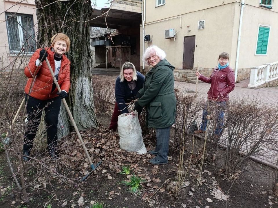 С середины марта этого года в городе проводились субботники, цель которых - убрать мусор, прошлогоднюю листву после зимнего периода, вырубить сухостой, побелить деревья, убрать территорию вдоль улично-дорожной сети, навести... С середины марта этого года в городе проводились субботники, цель которых - убрать мусор, прошлогоднюю листву после зимнего периода, вырубить сухостой, побелить деревья, убрать территорию вдоль улично-дорожной сети, навести...