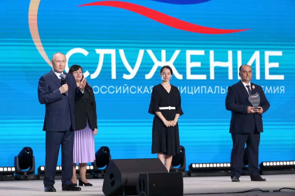 Принял участие в подведении итогов III Всероссийской муниципальной премии "Служение" – события, которое по праву считается одним из самых значимых в жизни местного самоуправления Принял участие в подведении итогов III Всероссийской муниципальной премии "Служение" – события, которое по праву считается одним из самых значимых в жизни местного самоуправления