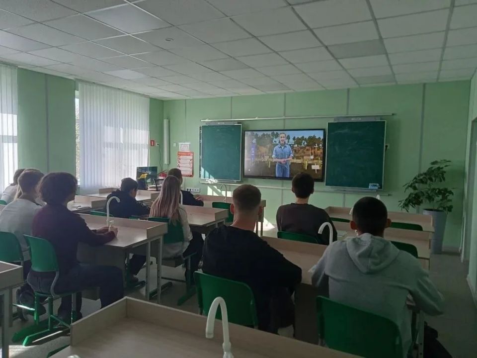 Учебная неделя в Лутугинском муниципальном округе началась с внеурочного занятия «Разговоры о важном» Учебная неделя в Лутугинском муниципальном округе началась с внеурочного занятия «Разговоры о важном»