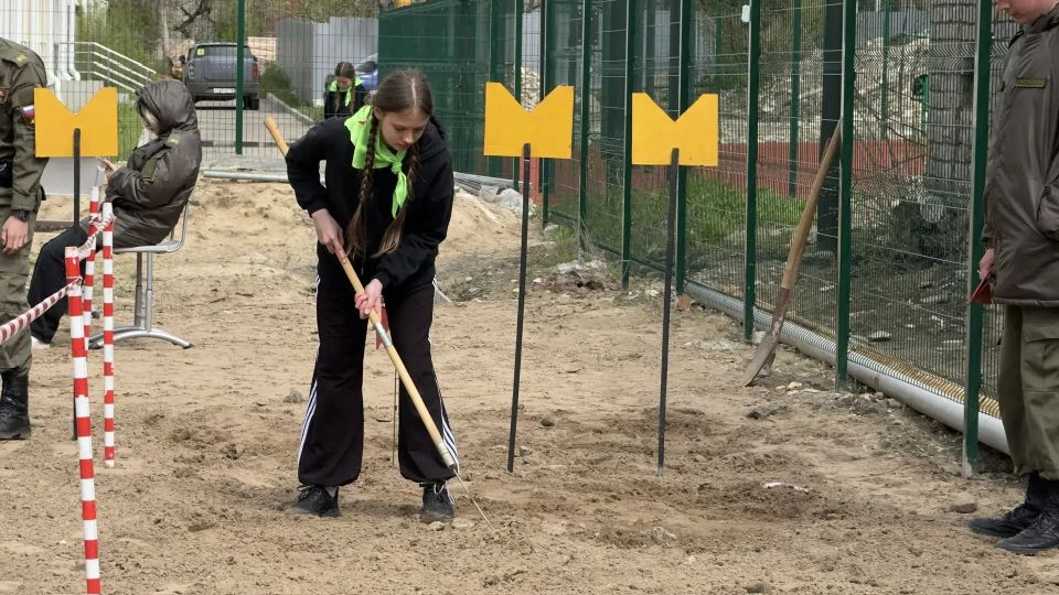 Равнение на победу. В Луганске продолжается муниципальный этап Всероссийской военно-патриотической игры «Зарница 2.0». Участникам средней и старшей возрастных групп предстоит побороться за право представлять город на... Равнение на победу. В Луганске продолжается муниципальный этап Всероссийской военно-патриотической игры «Зарница 2.0». Участникам средней и старшей возрастных групп предстоит побороться за право представлять город на...