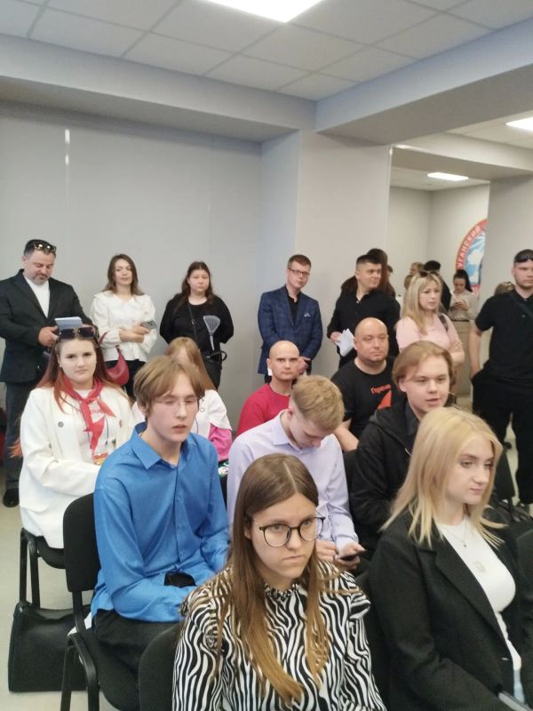Опыт и новые знакомства. 17 апреля на базе центра «Пионер» состоялся республиканский турнир «Мнение молодежи», организованный Молодежным парламентом при Народном Совете ЛНР Опыт и новые знакомства. 17 апреля на базе центра «Пионер» состоялся республиканский турнир «Мнение молодежи», организованный Молодежным парламентом при Народном Совете ЛНР