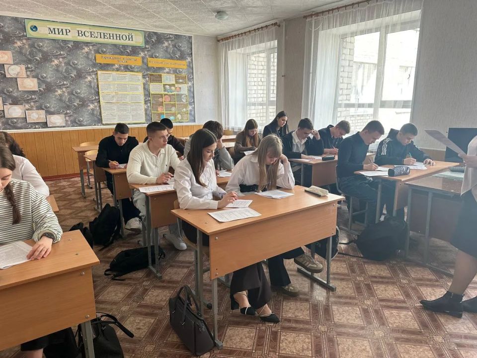 В школах Антрацита прошла акция «Избирательный диктант» для старшеклассников В школах Антрацита прошла акция «Избирательный диктант» для старшеклассников