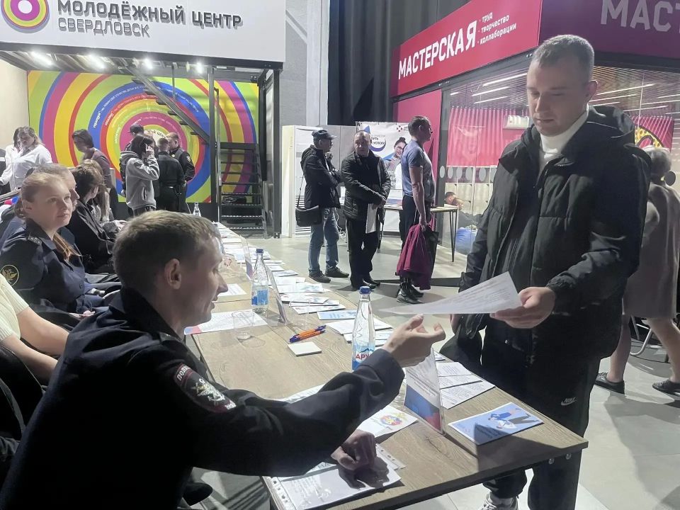 Транспортные полицейские ЛНР приняли участие во всероссийской ярмарке трудоустройства «Работа России Транспортные полицейские ЛНР приняли участие во всероссийской ярмарке трудоустройства «Работа России