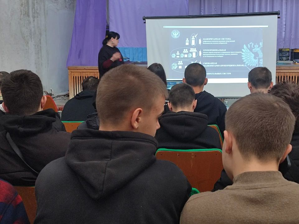 Член УИК Антрацитовского округа провела лекцию «Выборы – это просто» ко Дню молодого избирателя Член УИК Антрацитовского округа провела лекцию «Выборы – это просто» ко Дню молодого избирателя