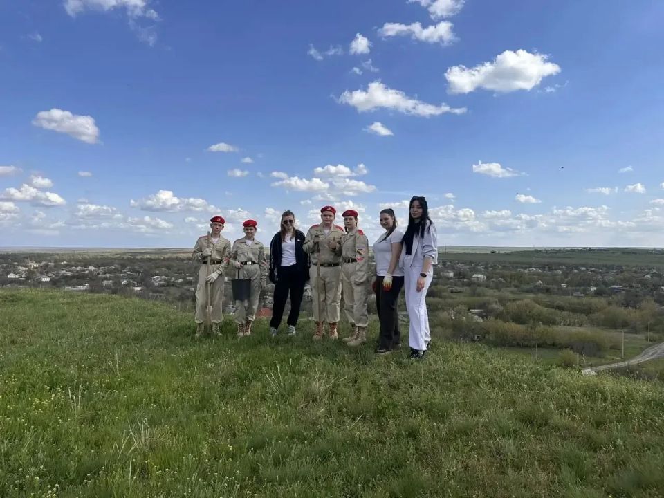 На территории Краснодонского муниципального округа продолжаются работы по благоустройству памятных мест На территории Краснодонского муниципального округа продолжаются работы по благоустройству памятных мест