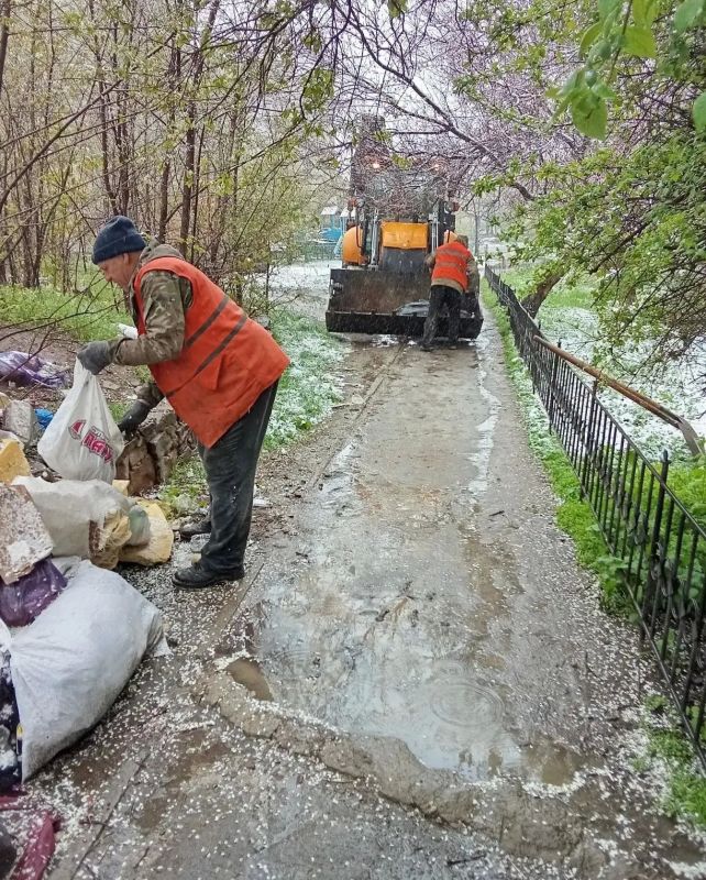 Коммунальными службами проведены работы на территории города Коммунальными службами проведены работы на территории города