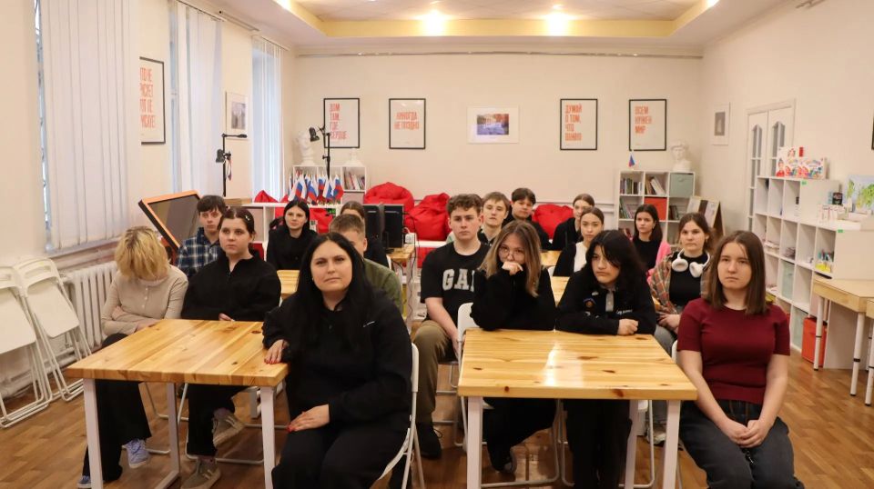 21 апреля 2026 года, в рамках мероприятий, посвященных Году единства народов России, в музее истории города Ровеньки была проведена этнографическая беседа «Народы России – одна семья» 21 апреля 2026 года, в рамках мероприятий, посвященных Году единства народов России, в музее истории города Ровеньки была проведена этнографическая беседа «Народы России – одна семья»