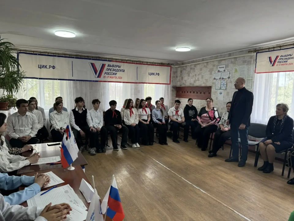 В Славяносербском округе прошла деловая игра для старшеклассников ко Дню молодого избирателя В Славяносербском округе прошла деловая игра для старшеклассников ко Дню молодого избирателя