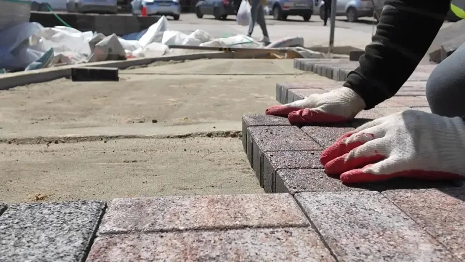 Строительная компания «Артстрой» продолжает комплексное благоустройство территории на площади Ленина в Краснодоне Строительная компания «Артстрой» продолжает комплексное благоустройство территории на площади Ленина в Краснодоне