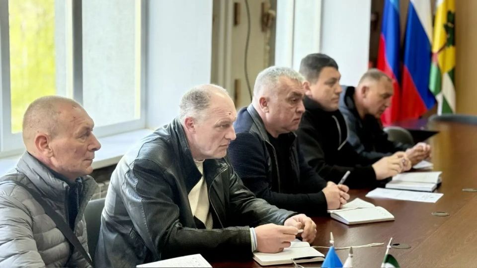 Врип главы Игорь Шмидт провёл рабочее совещание с руководителями коммунальных служб, представителями образования и здравоохранения Врип главы Игорь Шмидт провёл рабочее совещание с руководителями коммунальных служб, представителями образования и здравоохранения