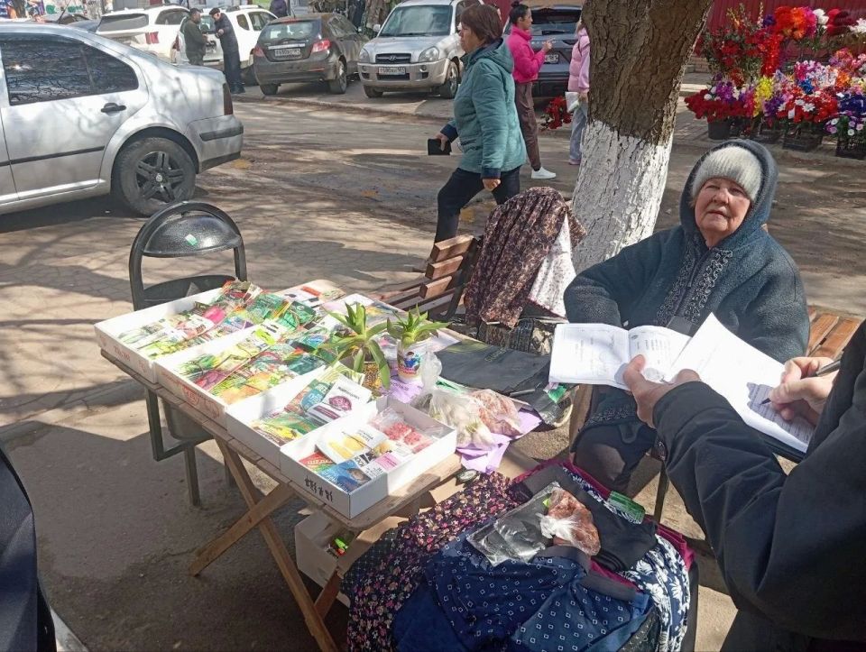 В Лутугино прошел рейд по местам стихийной торговли В Лутугино прошел рейд по местам стихийной торговли