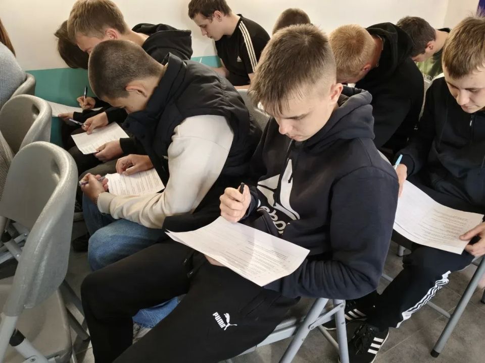 Молодежь Новоайдарщины встретилась с депутатом в рамках программы «ГосСтарт» Молодежь Новоайдарщины встретилась с депутатом в рамках программы «ГосСтарт»