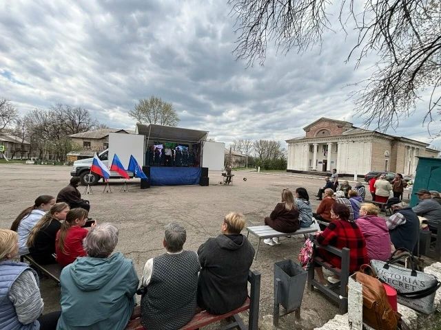 В жилмассиве Замковка, в рамках проекта "Культура малой Родины" партии "Единая Россия" прошло мероприятие, ставшее уже традиционным для центра культуры и досуга города Брянки- клубные учреждения нашего города соревновались в... В жилмассиве Замковка, в рамках проекта "Культура малой Родины" партии "Единая Россия" прошло мероприятие, ставшее уже традиционным для центра культуры и досуга города Брянки- клубные учреждения нашего города соревновались в...