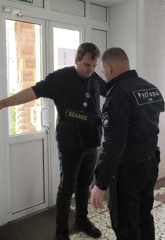 В Лутугинском колледже прошли всероссийские антитеррористические учения В Лутугинском колледже прошли всероссийские антитеррористические учения