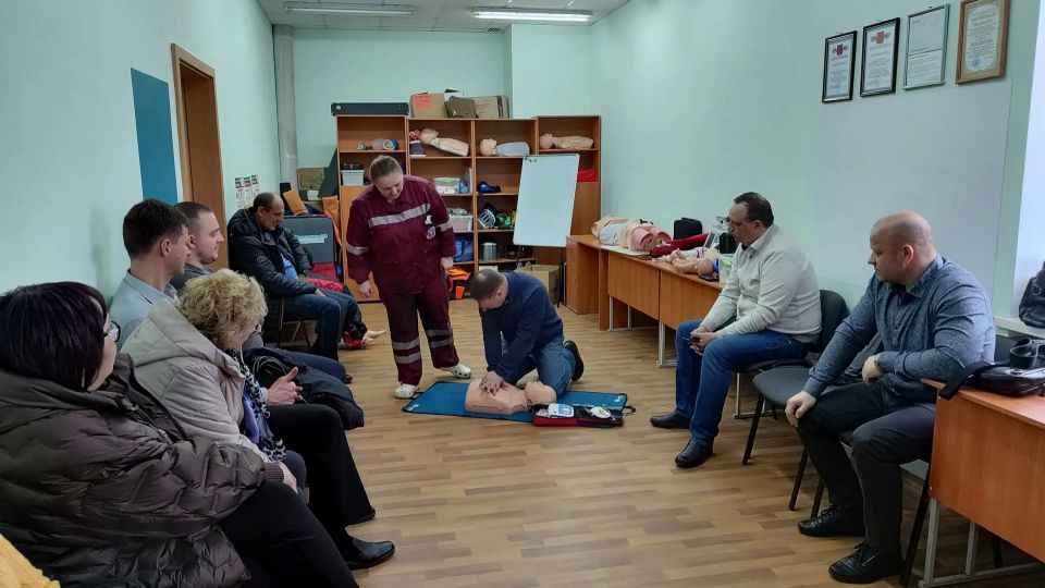 Инструкторы Школы медицины катастроф обучили группу банковских работников правилам первой помощи Инструкторы Школы медицины катастроф обучили группу банковских работников правилам первой помощи