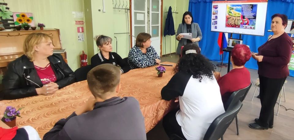 В Родаково провели литературно-патриотический час "Героями не рождаются – героями становятся" В Родаково провели литературно-патриотический час "Героями не рождаются – героями становятся"