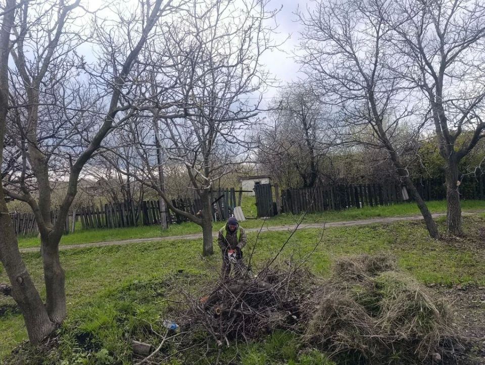 Андрей Рубанцов: Ровеньковские коммунальщики проводят вырубку поросли в пгт Пролетарский Андрей Рубанцов: Ровеньковские коммунальщики проводят вырубку поросли в пгт Пролетарский