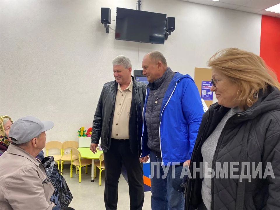 В Меловом единороссы проинспектировали работу МФЦ В Меловом единороссы проинспектировали работу МФЦ