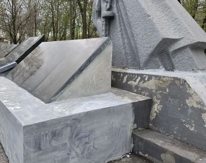 Сегодня работники МУП «ЖЭК» города Ровеньки приступили к косметическому ремонту памятника погибшим в Великой Отечественной войне на центральной площади пгт Дзержинский Сегодня работники МУП «ЖЭК» города Ровеньки приступили к косметическому ремонту памятника погибшим в Великой Отечественной войне на центральной площади пгт Дзержинский