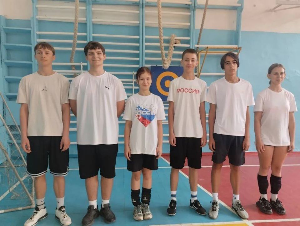 На базе спортивного зала Краснолучской школы № 20 состоялся турнир Краснолучской детско-юношеской спортивной школы № 2 по волейболу На базе спортивного зала Краснолучской школы № 20 состоялся турнир Краснолучской детско-юношеской спортивной школы № 2 по волейболу