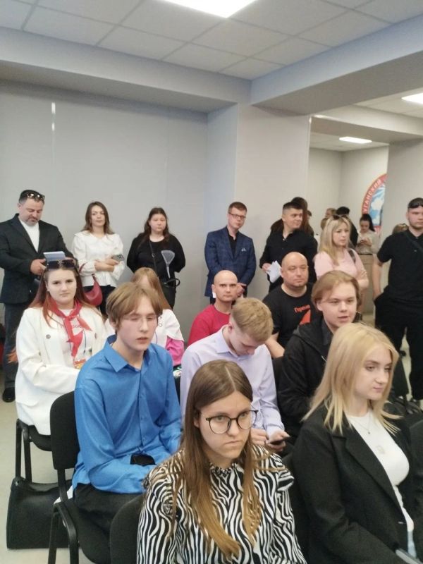 Опыт и новые знакомства. 17 апреля на базе центра «Пионер» состоялся республиканский турнир «Мнение молодежи», организованный Молодежным парламентом при Народном Совете ЛНР Опыт и новые знакомства. 17 апреля на базе центра «Пионер» состоялся республиканский турнир «Мнение молодежи», организованный Молодежным парламентом при Народном Совете ЛНР
