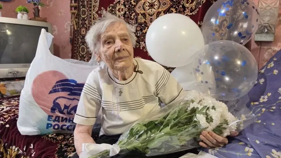 Сегодня в пгт Дзержинский торжественно поздравили с 97 летием Кузьменко Марию Ивановну — участницу Великой Отечественной войны, труженицу тыла и ветерана труда Сегодня в пгт Дзержинский торжественно поздравили с 97 летием Кузьменко Марию Ивановну — участницу Великой Отечественной войны, труженицу тыла и ветерана труда