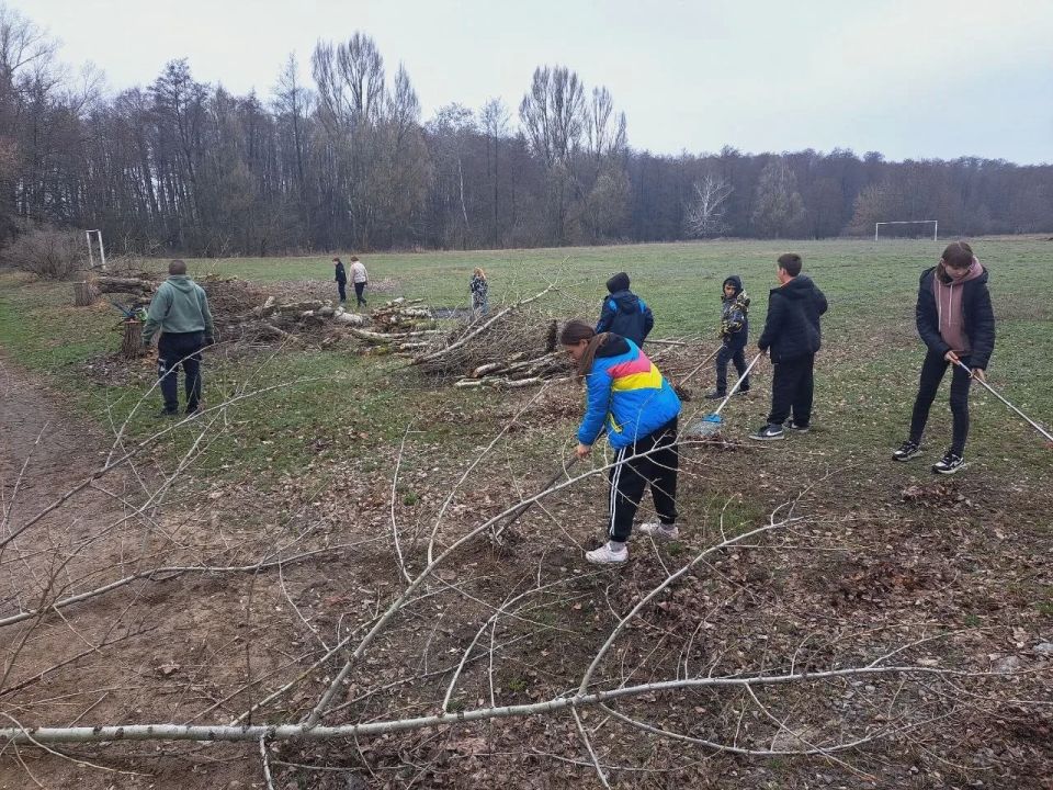 В Епифановской школе Кременского МО весенний субботник стал настоящим праздником труда и единения В Епифановской школе Кременского МО весенний субботник стал настоящим праздником труда и единения