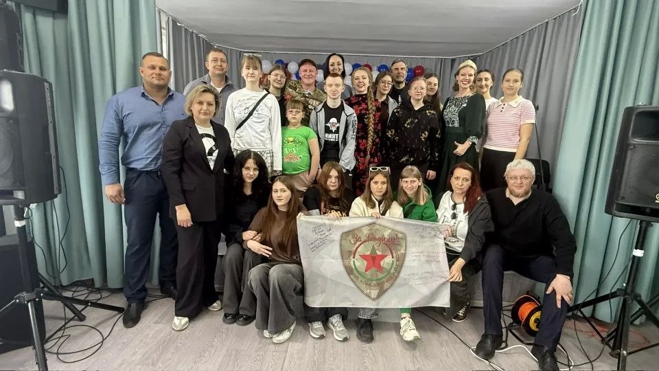 В стенах ГБОУ ЛНР «РСКШИ „Хрусталик“» состоялось яркое событие – концерт фронтовой бригады «За Родину!» В стенах ГБОУ ЛНР «РСКШИ „Хрусталик“» состоялось яркое событие – концерт фронтовой бригады «За Родину!»