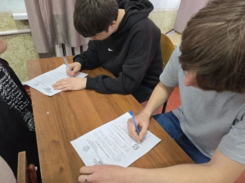 В луганской школе №16 прошёл «Избирательный диктант» для старшеклассников В луганской школе №16 прошёл «Избирательный диктант» для старшеклассников