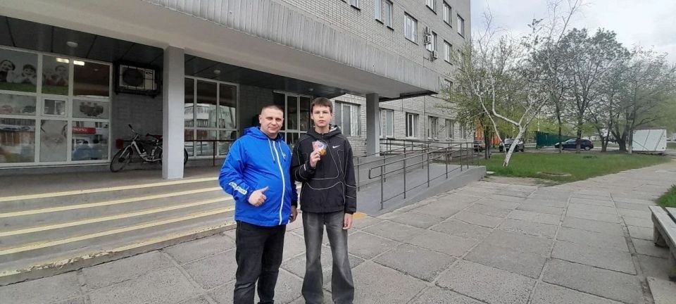 Будь заметен на дороге: в Северодонецке единороссы раздали школьникам светоотражающие элементы – фликеры Будь заметен на дороге: в Северодонецке единороссы раздали школьникам светоотражающие элементы – фликеры