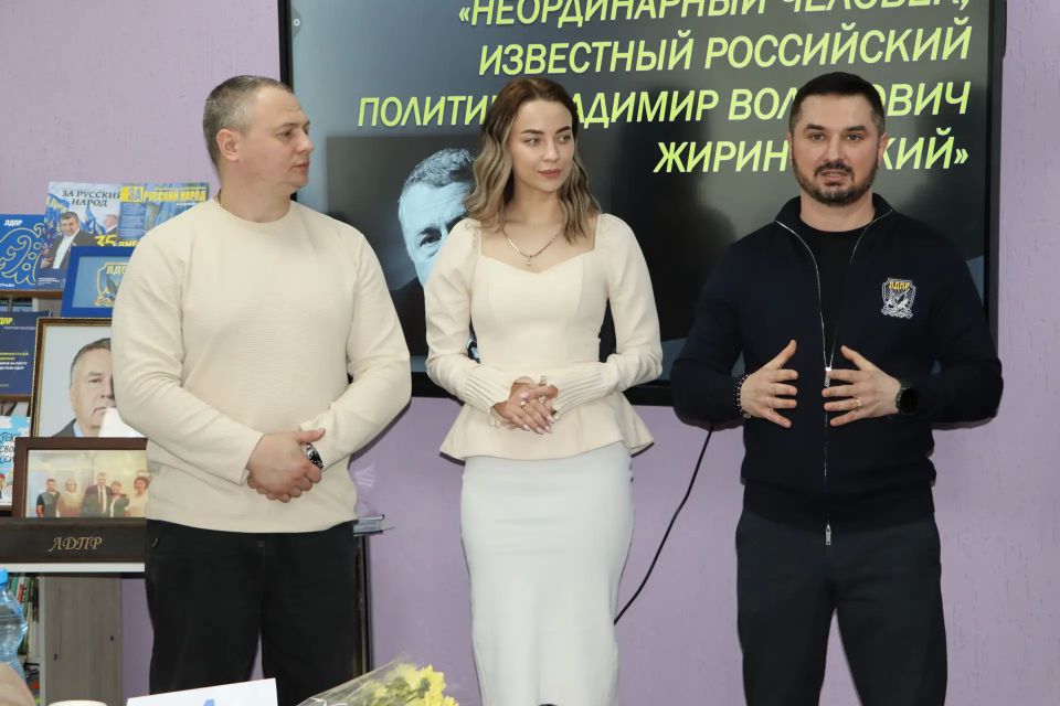 «Он был явлением эпохи»: в стахановской библиотеке почтили память Владимира Жириновского «Он был явлением эпохи»: в стахановской библиотеке почтили память Владимира Жириновского