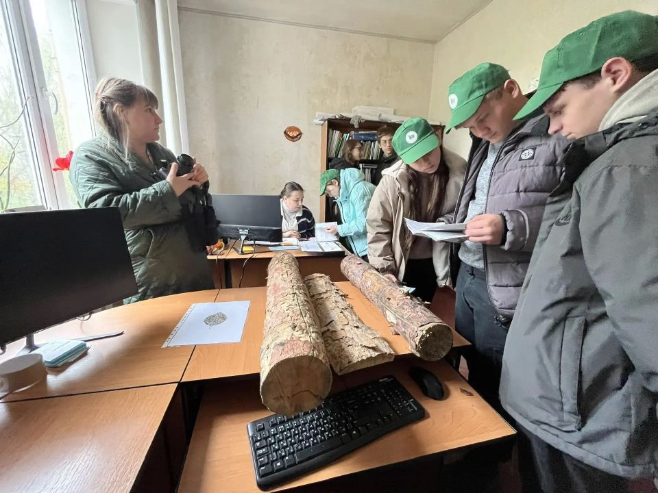 В Луганске прошел второй республиканский слет школьных лесничеств В Луганске прошел второй республиканский слет школьных лесничеств