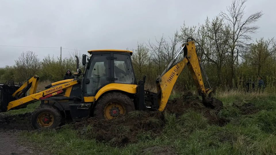 «Лугансквода» устраняет порыв на магистральном водоводе диаметром 900 мм «Лугансквода» устраняет порыв на магистральном водоводе диаметром 900 мм