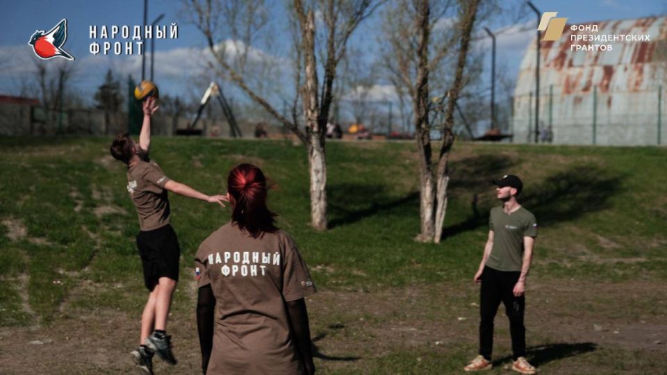 Сегодня наша команда Молодёжки НФ решила немного отвлечься от дел и собраться поиграть в волейбол! Сегодня наша команда Молодёжки НФ решила немного отвлечься от дел и собраться поиграть в волейбол!